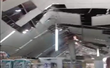 Vento danifica telhado de supermercado em Imbituba