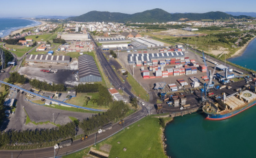 Tecon Imbituba volta a receber uma linha internacional