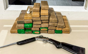 Quase 30 kg de maconha, cocaína e uma espingarda são apreendidos em Tubarão