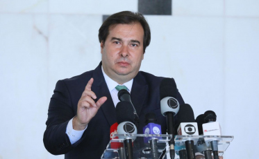 Maia aguarda proposta do governo para debater prorrogação de auxílio