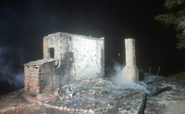 Chalé de pousada pega fogo em Praia Grande 
