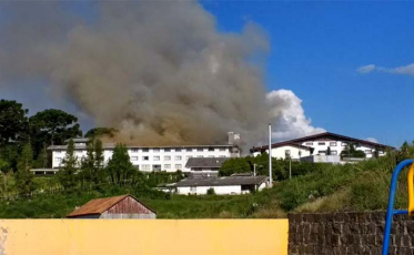 Fogo destrói dois hotéis em Fraiburgo (VIDEO)
