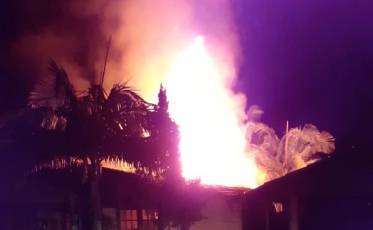 Corpo de Bombeiros combate incêndio em centro de eventos