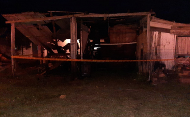 Galpão de madeira é destruído por incêndio 