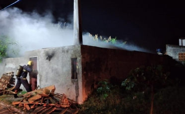 Princípio de incêndio atinge casa em Balneário Arroio do Silva 