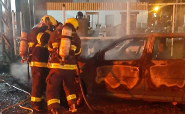 Carro é consumido por incêndio em Cocal do Sul