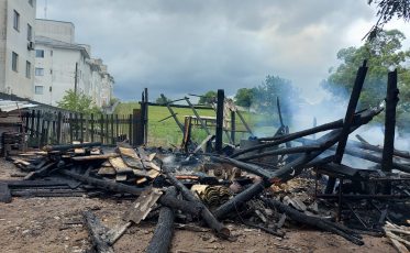 Incêndio deixa galpão destruído em Içara