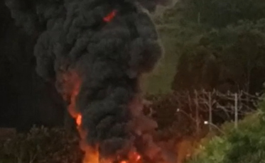 Caminhão carregado de combustível e óleo diesel pega fogo em Armazém (VÍDEO)