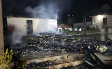 Residência é destruída por incêndio no bairro Vila Rica, em Criciúma