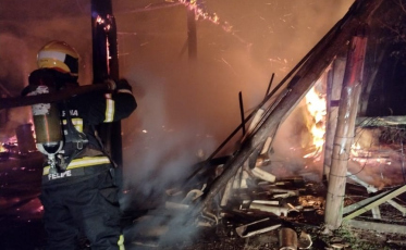 Galpão é destruído por incêndio em Lauro Müller