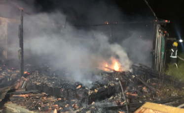 Capivari de Baixo: casa abandonada fica destruída após incêndio