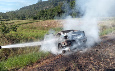 Jacinto Machado: carro pega fogo após pane mecânica 