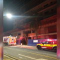 Incêndio atinge elevador de carga em obra e mobiliza bombeiros em Criciúma