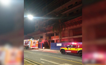 Incêndio atinge elevador de carga em obra e mobiliza bombeiros em Criciúma