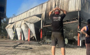Morro da Fumaça: auto center destruído por incêndio quer indenizar clientes