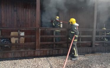 Incêndio em depósito mobiliza Corpo de Bombeiros em Tubarão