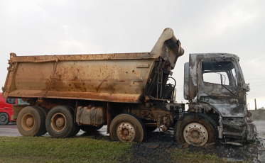 BR-101: incêndio deixa caminhão destruído em Sombrio