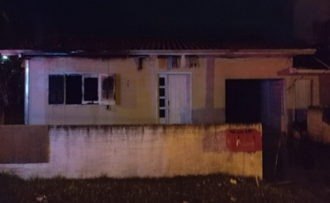 Incêndio danifica telhado e janela de casa em Sombrio