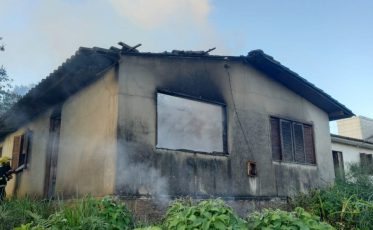 Incêndio atinge residência abandonada em Içara