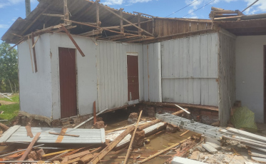 Casa de madeira pega fogo em Santa Rosa do Sul