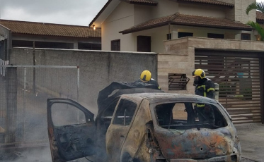 Criciúma: Incêndio deixa veículo destruído no bairro Metropol 