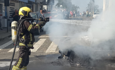 Incêndio deixa caminhonete destruída em Içara