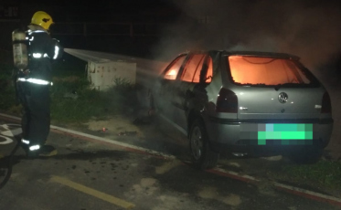 Incêndio atinge carro em Araranguá
