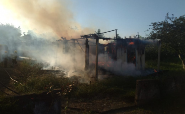 Residência abandonada pega fogo em Araranguá