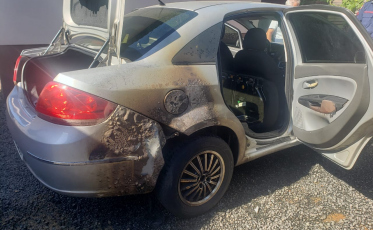 Criciúma: recipiente de plástico causa incêndio em veículo e deixa motorista ferido no bairro Progresso