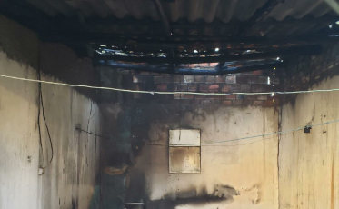 Homem ateia fogo em entulhos e causa incêndio em edícula vizinha em Criciúma