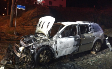 Incêndio deixa carro destruído em Criciúma