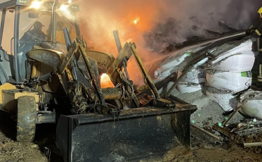 Incêndio deixa galpão destruído em São João do Sul