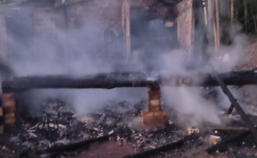 Residência fica destruída por incêndio em Jacinto Machado