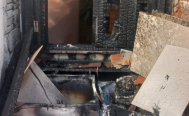 Com mangueira de jardim, trabalhadores apagam incêndio de casa em Passo de Torres