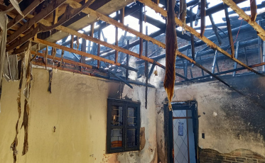 Incêndio em telhado de residência mobiliza bombeiros em Jaguaruna