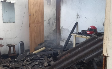 Incêndio deixa residência parcialmente destruída em Balneário Rincão