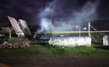 Araranguá: homem é hospitalizado após inalar fumaça em incêndio de residência