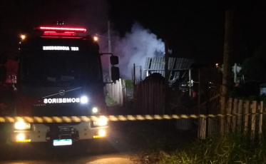 Criciúma: incêndio destrói casa de madeira no bairro Renascer