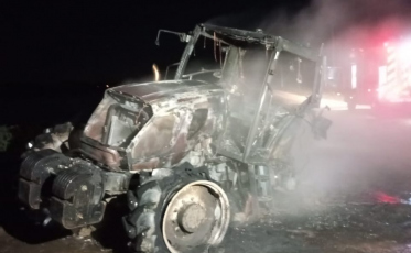 Turvo: bombeiros combatem incêndio em trator