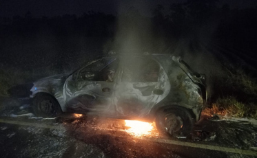 Incêndio deixa veículo destruído em Içara