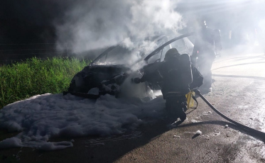 Incêndio deixa carro destruído em Braço do Norte