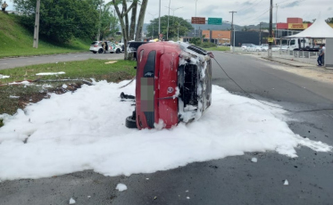 Bombeiros combatem incêndio em veículo na avenida Centenário