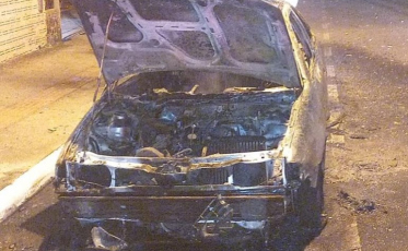 Carro fica destruído após pegar fogo em Sombrio