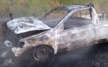 Incêndio deixa veículo destruído em Içara