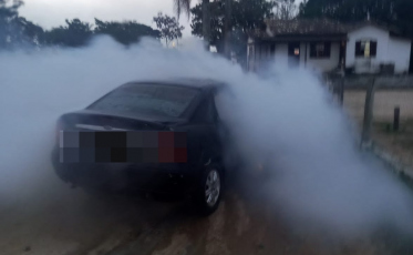 Bombeiros combatem incêndio em veículo em Içara