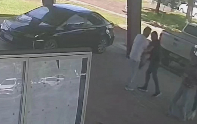Câmeras flagram empresário agredindo prefeito de Forquilhinha na chegada à prefeitura; assista