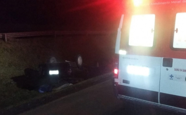 Bombeiros apagam incêndio e na volta atendem acidente