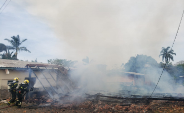 Incêndio deixa casa de madeira destruída em Treviso