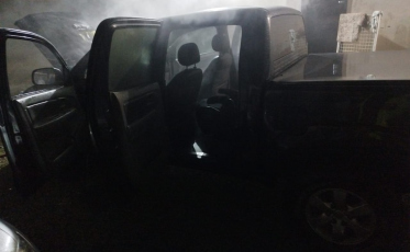 Incêndio destrói caminhonete em Criciúma