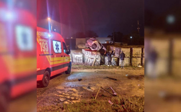 Motorista fica ferido após carro capotar e sair da pista na SC-108, em Cocal do Sul